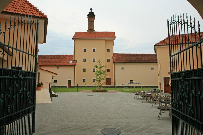 Chateau Krakovany Экстерьер фото
