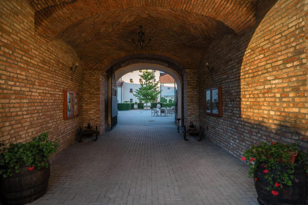 Chateau Krakovany Экстерьер фото
